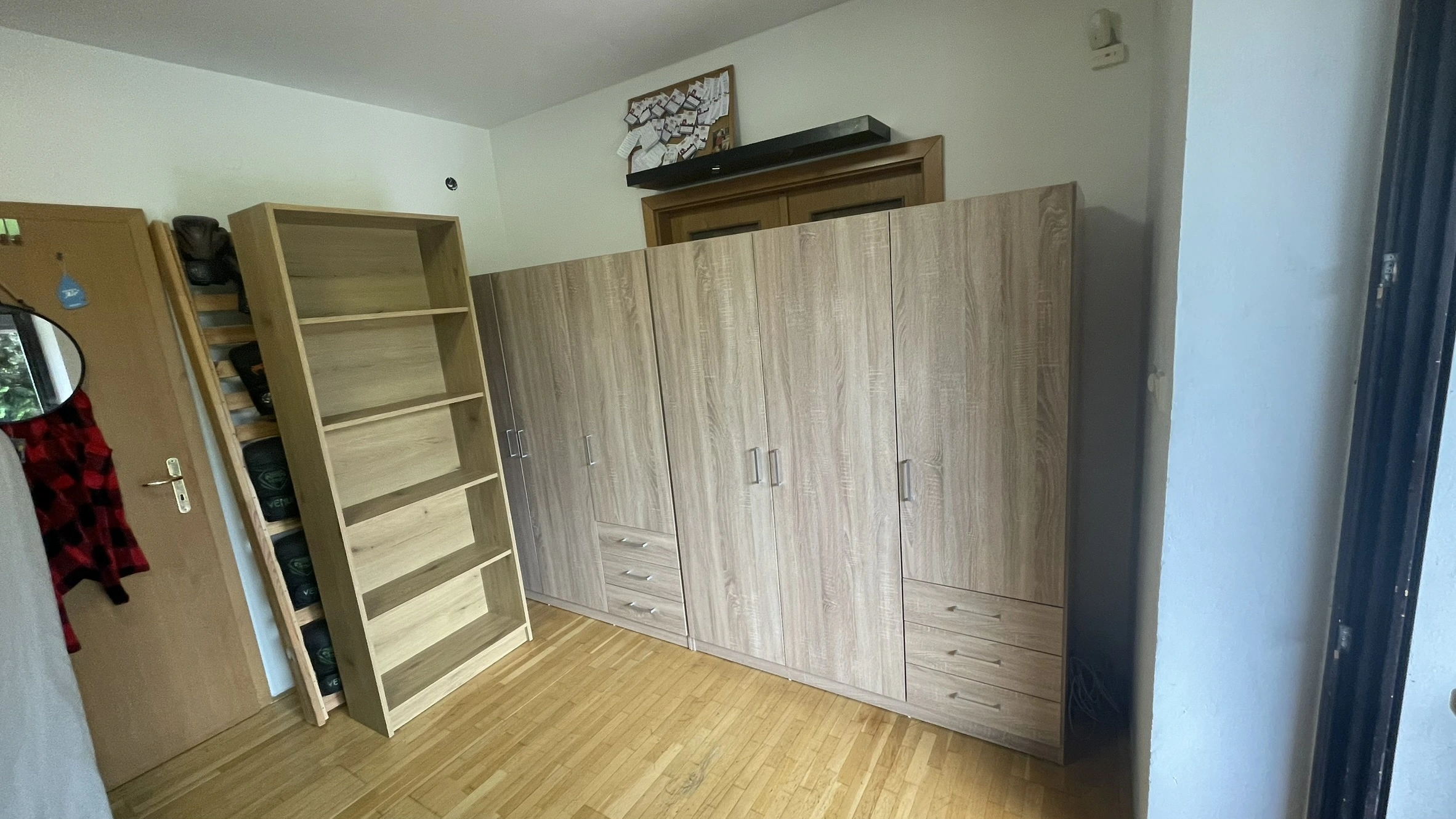 Skříň a knihovna JYSK